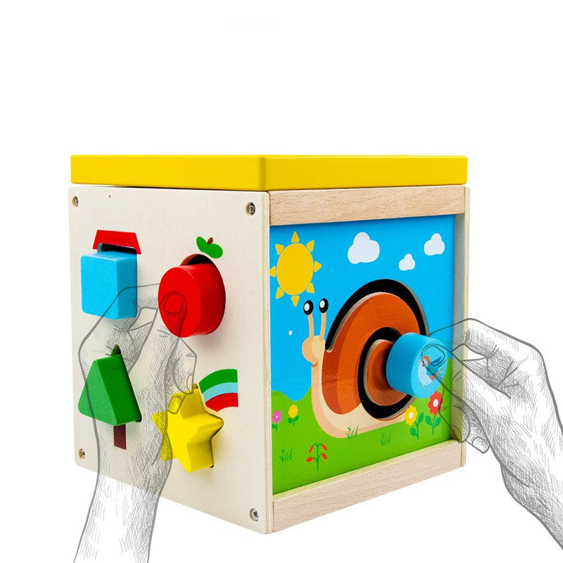 Baú de Tesouro Montessori em uso durante brincadeira infantil