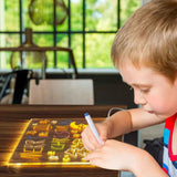 Criança desenhando na Lousa Led Kids com luzes coloridas
