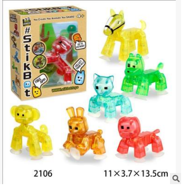 Detalhe dos acessórios temáticos do StikBot Action Pack