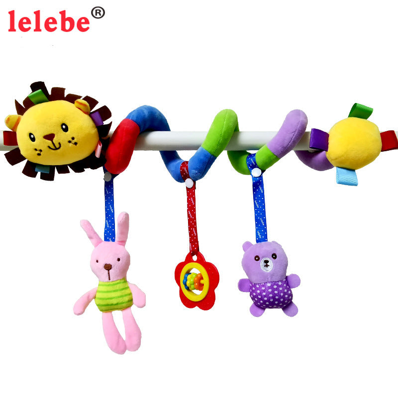 Móbile infantil com bichinhos de pelúcia e diferentes texturas