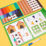 Criança usando o livro magnético MathPlay para aprender números