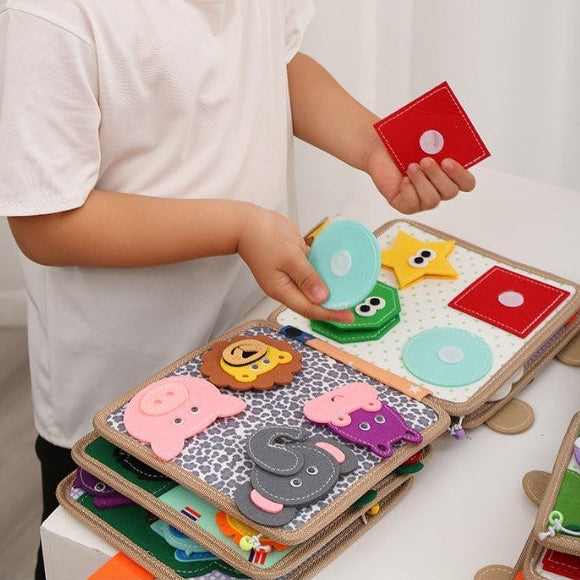 Detalhe das texturas e cores do Livro Sensorial Montessori