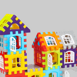 Criança montando uma casa com os blocos GeniusBlocks