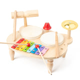 Criança brincando com a Bateria Musical Baby Beats™ educativa
